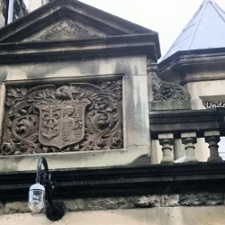 Froncysyllte Argoed Hall , Robert Ferdinands family crest
